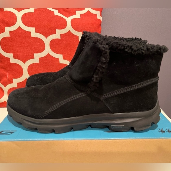 Skechers On The Go Black Fur-Lined Ankle Boots - Picture 4 of 8